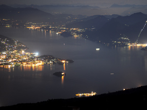 Veduta notturna Lago Maggiore - Golfo Laveno Mombello