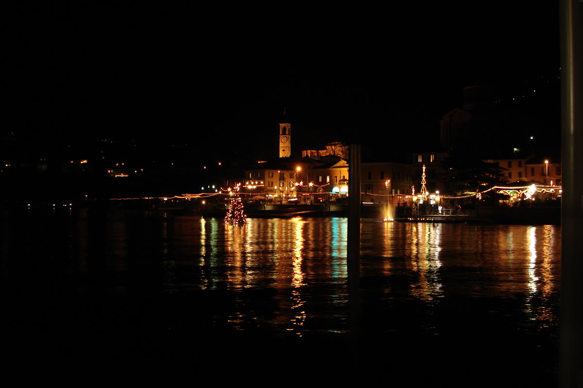 Il lungolago di Laveno illuminato per le festività natalizie