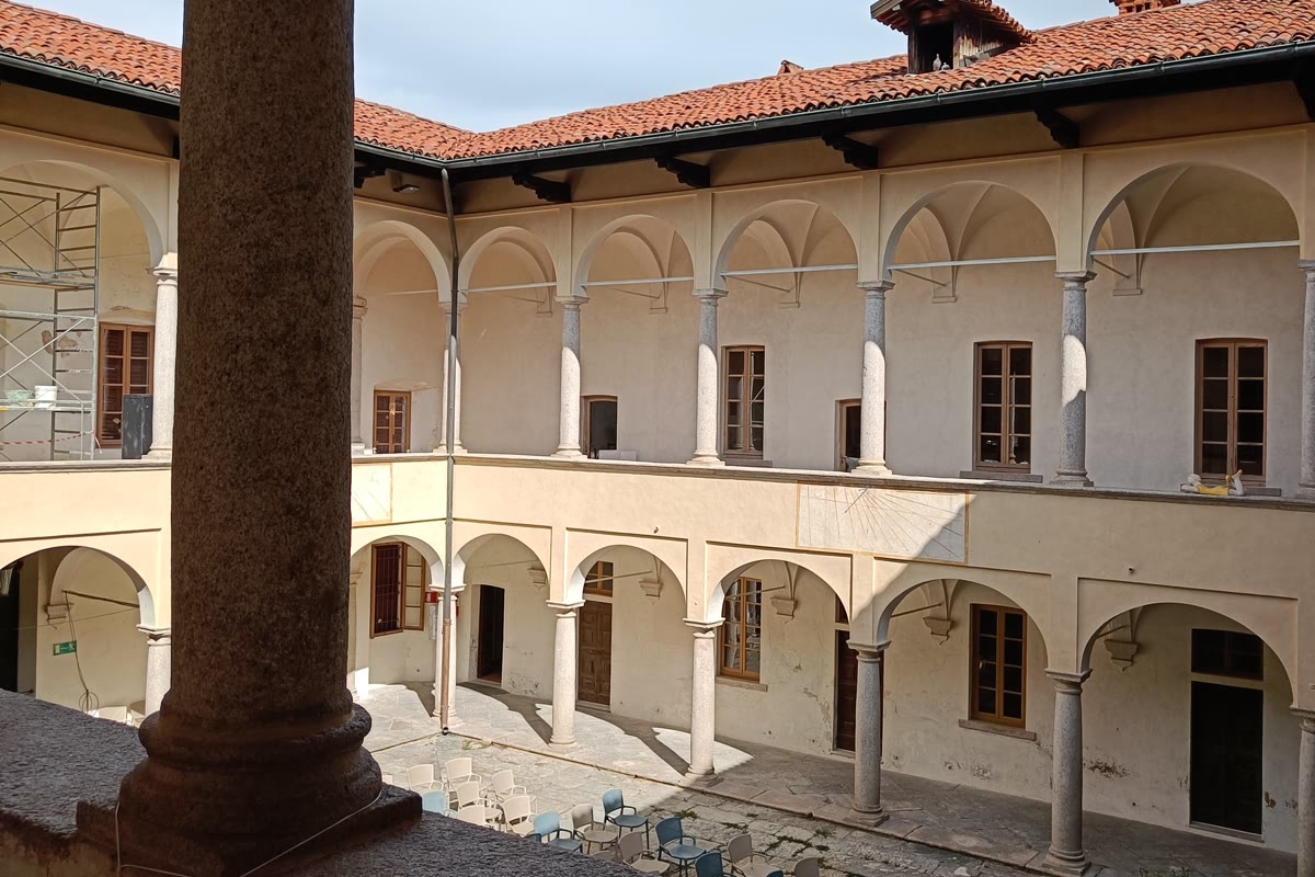 Il chiostro rinascimentale di Palazzo Perabò, sede del MIDeC a Cerro di Laveno Mombello